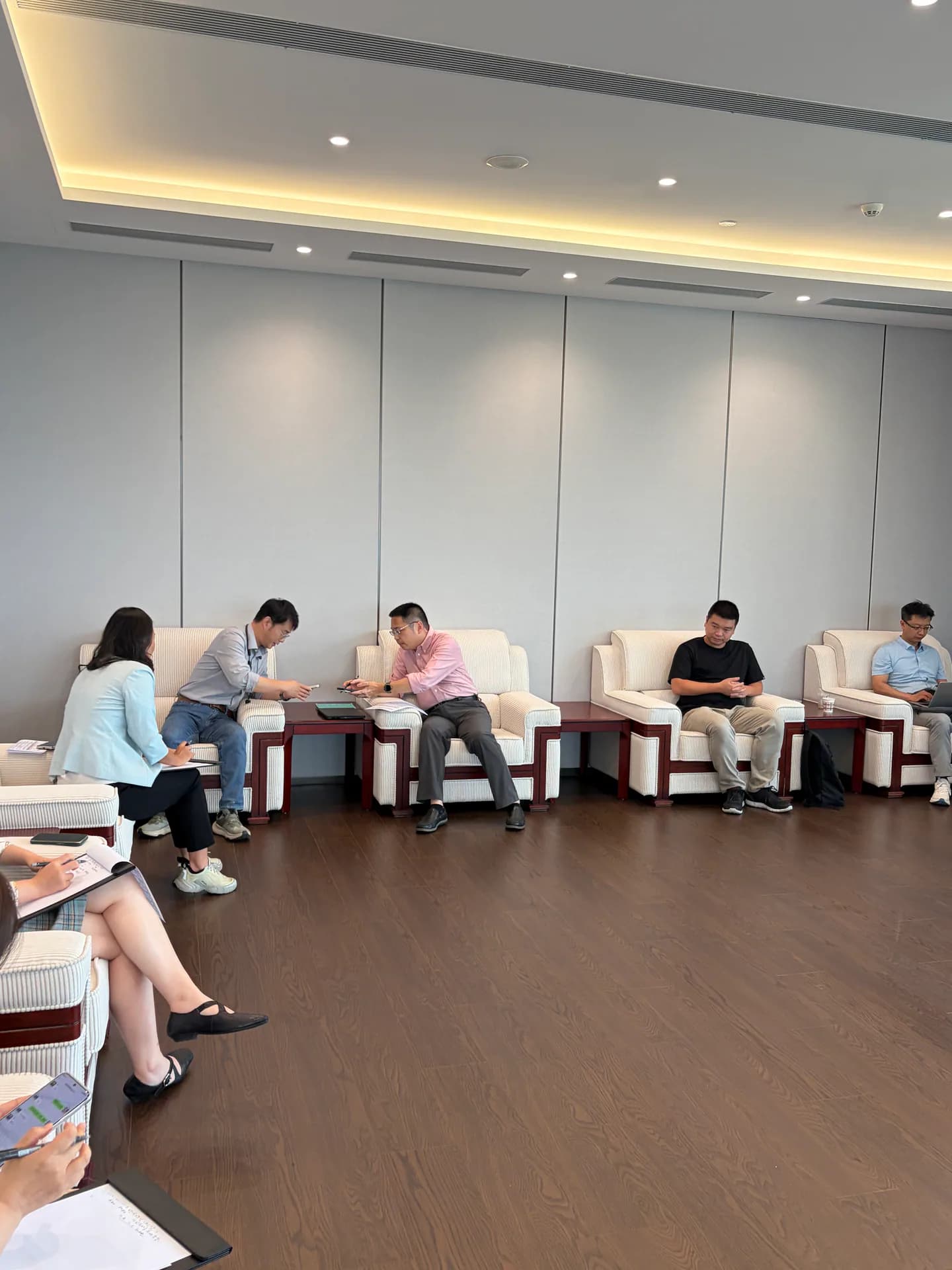 项目团队成员在会议开始前进行深度交流