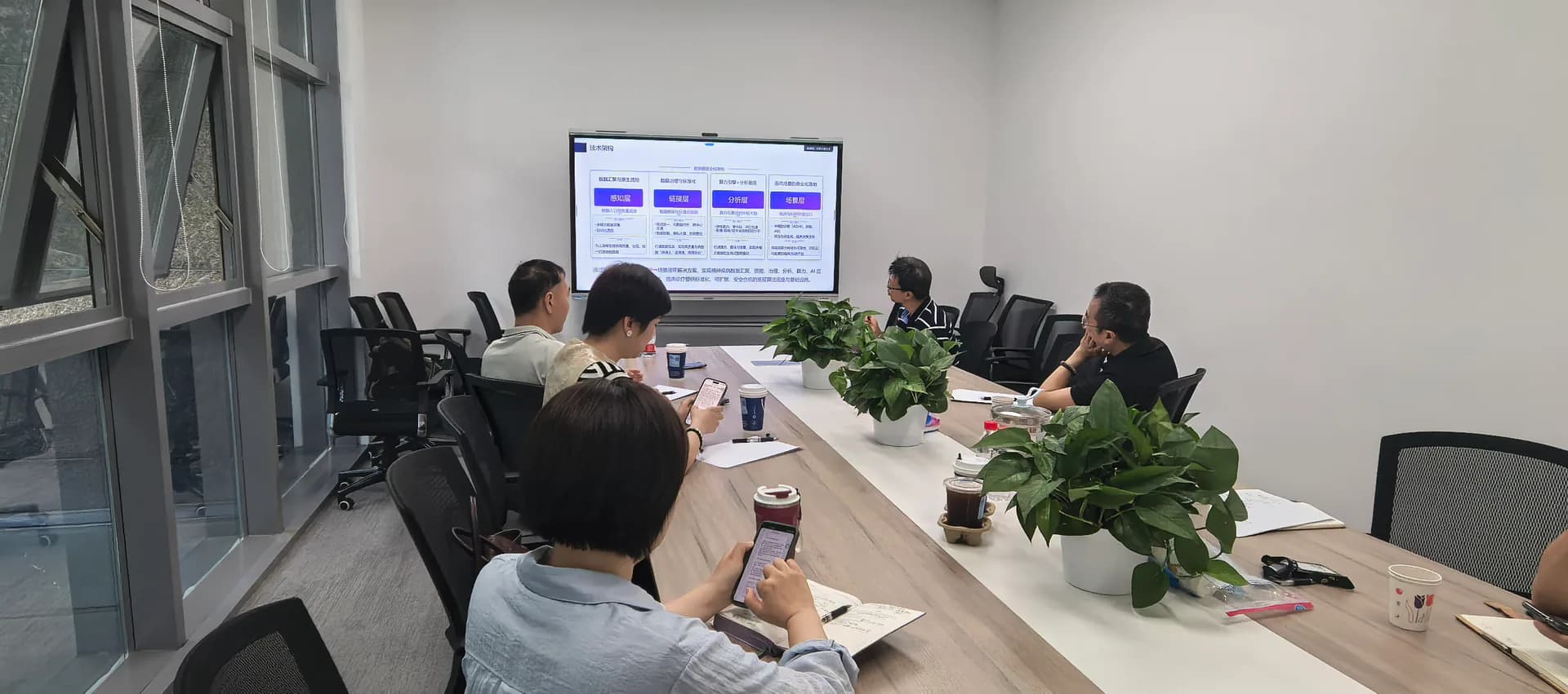 项目团队围坐会议桌进行闭门研讨