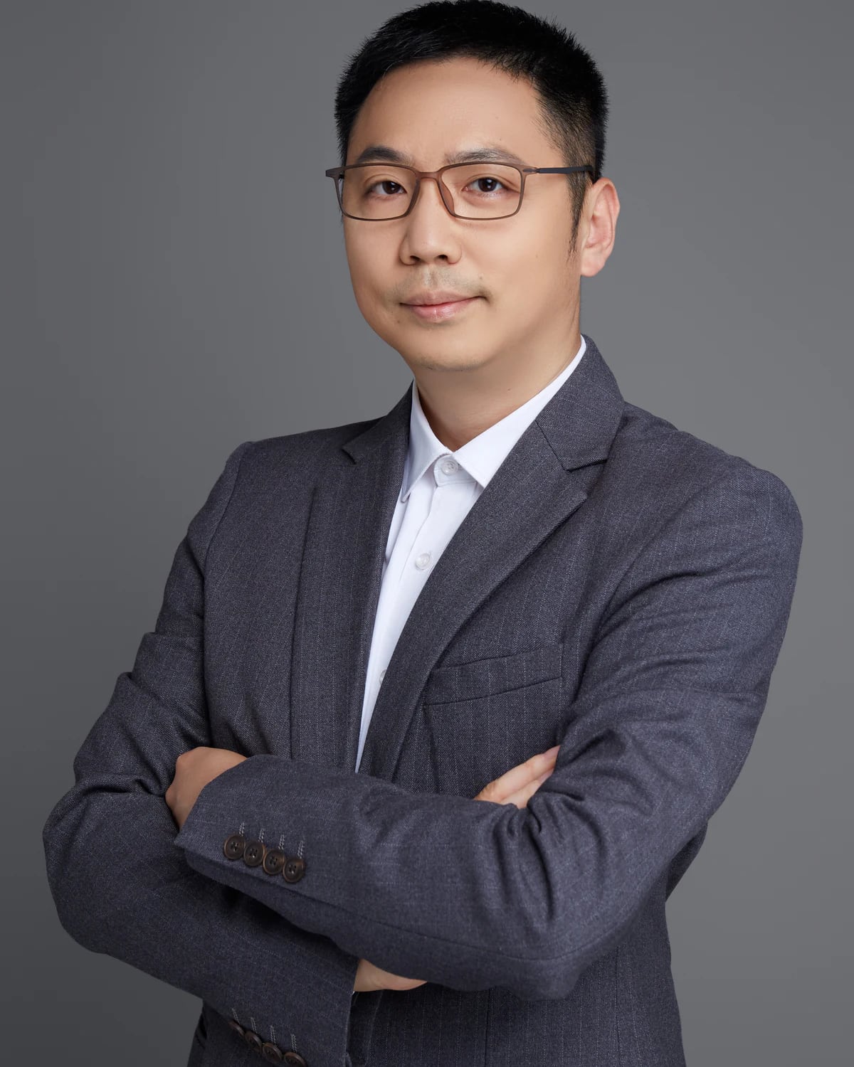 王昀半身像